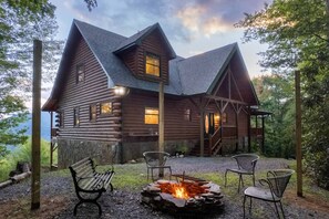 4 bedrooms - Waynesville Mtn Cabin-scenic Views Relaxing Hottub (Waynesville)