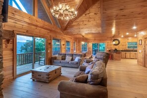 Suite | 4 bedrooms - Waynesville Mtn Cabin-scenic Views Relaxing Hottub (Waynesville)