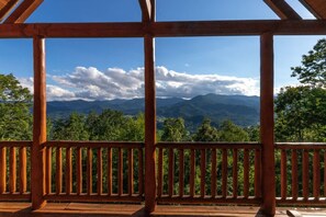 4 bedrooms - Waynesville Mtn Cabin-scenic Views Relaxing Hottub (Waynesville)