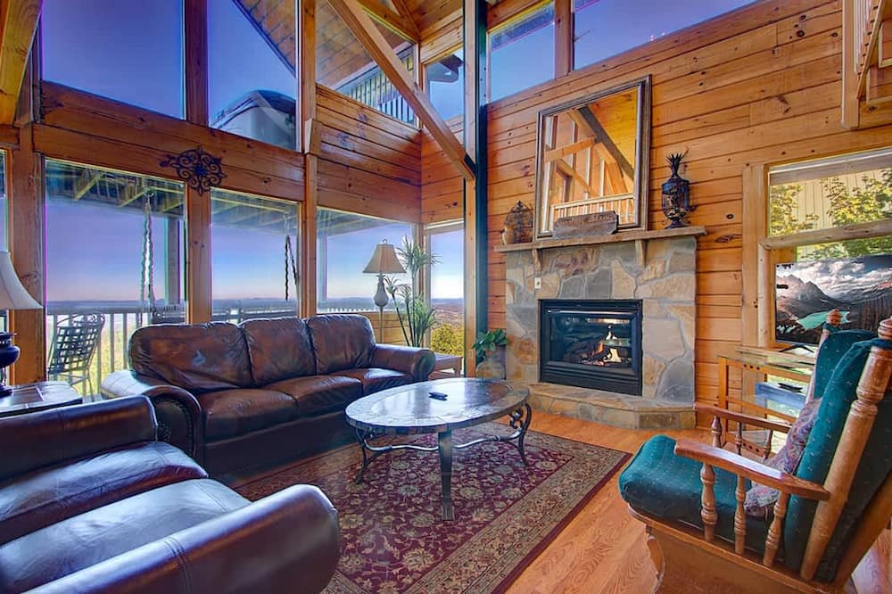 Mountain Top Cabin With Views Hot Tub and Arcade