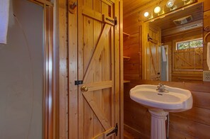 House | 2 bedrooms - Mountain Top Cabin With Views Hot Tub and Arcade (Sevierville)