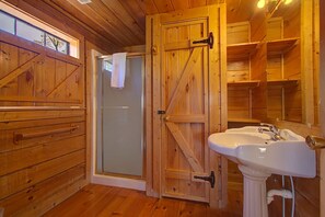 House | 2 bedrooms - Mountain Top Cabin With Views Hot Tub and Arcade (Sevierville)
