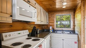 House - Mountain Top Cabin With Views Hot Tub and Arcade (Sevierville)