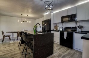 Room - 4BR 3BA Cabin w Games Hot Tub Near Smoky Mtns (Kodak)