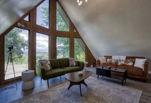 4BR 3BA Cabin w Games Hot Tub Near Smoky Mtns