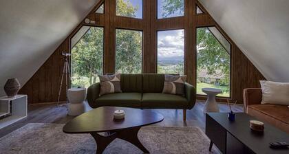 4BR 3BA Cabin w Games Hot Tub Near Smoky Mtns