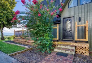 3 bedrooms - 4BR 3BA Cabin w Games Hot Tub Near Smoky Mtns (Kodak)
