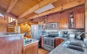 House | 5 bedrooms, Internet - Secluded 7BR Mountain Escape on 7 Acres (Sevierville)