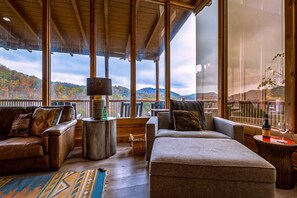 Room - Luxury Smoky Mtn Retreat w Panorama Views Hottub (Sevierville)