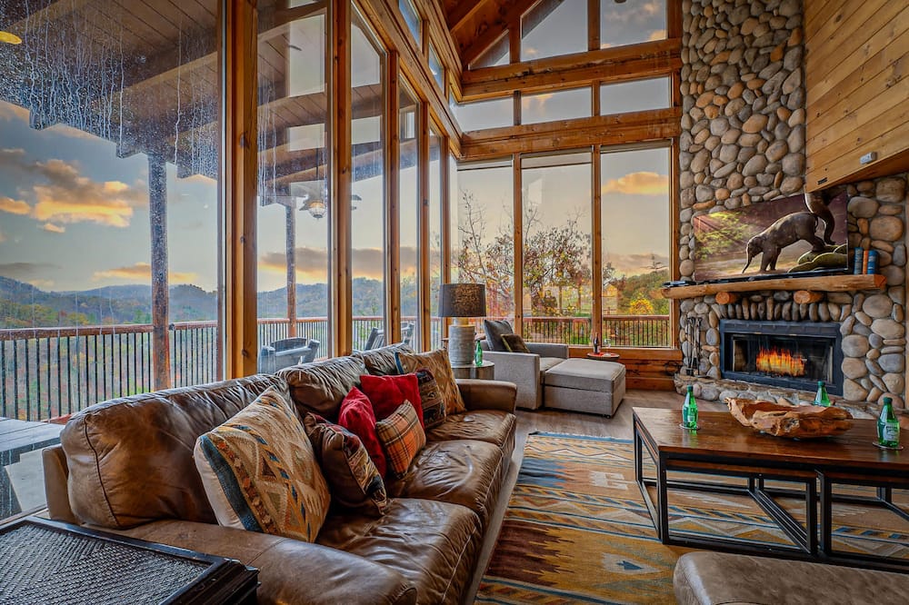 Luxury Smoky Mtn Retreat w Panorama Views Hottub