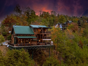 House | 3 bedrooms - Luxury Smoky Mtn Retreat w Panorama Views Hottub (Sevierville)