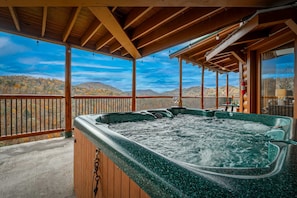 House | 3 bedrooms - Luxury Smoky Mtn Retreat w Panorama Views Hottub (Sevierville)