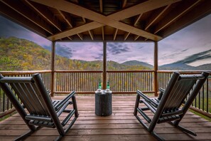 Room - Luxury Smoky Mtn Retreat w Panorama Views Hottub (Sevierville)