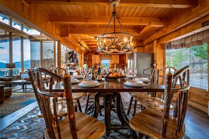 Suite | 3 bedrooms - Luxury Smoky Mtn Retreat w Panorama Views Hottub (Sevierville)