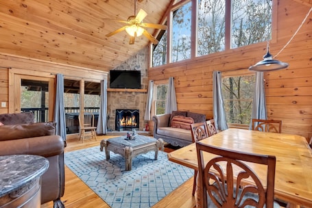 House. Quiet 3 3 on 1 Acre 15 Min to Downtown PF