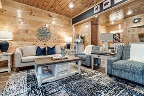 House - Modern 5 Bedroom Cabin Close-dollywood Game Room (Pigeon Forge)