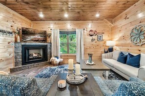 Suite | 5 bedrooms, Internet - Modern 5 Bedroom Cabin Close-dollywood Game Room (Pigeon Forge)