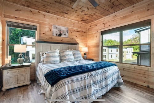 Modern 5 Bedroom Cabin Close-dollywood Game Room