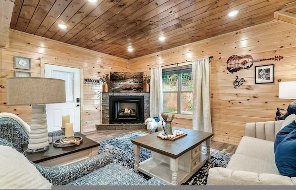 House | 5 bedrooms, Internet - Modern 5 Bedroom Cabin Close-dollywood Game Room (Pigeon Forge)