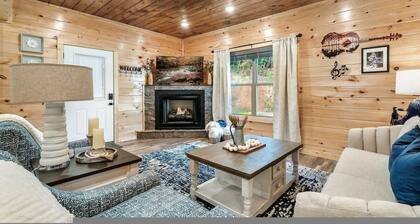 Modern 5 Bedroom Cabin Close-dollywood Game Room