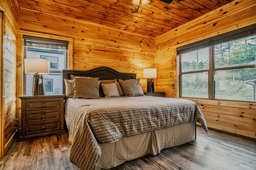 Stylish New 5BR 4BA Cabin Steps From Dollywood