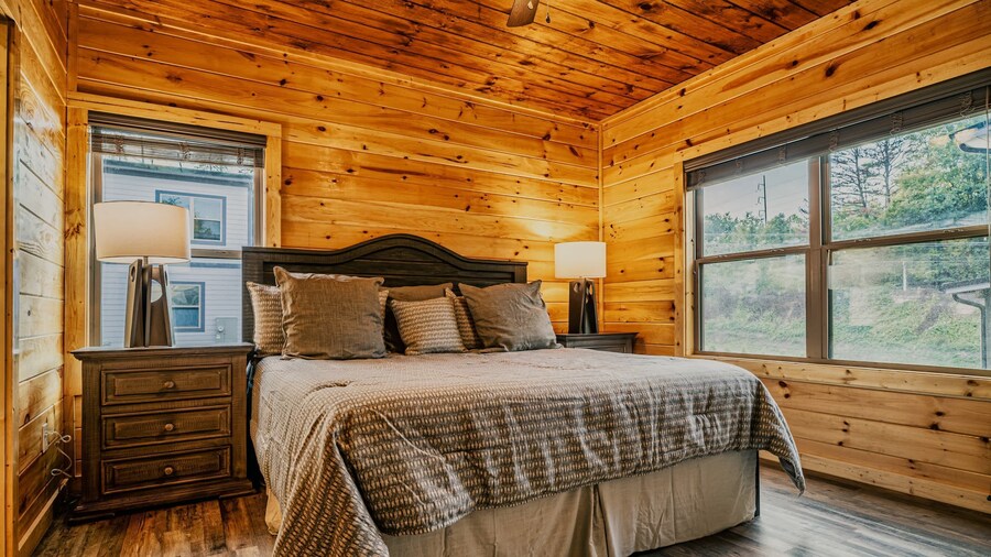 Stylish New 5BR 4BA Cabin Steps From Dollywood