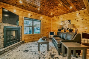 House - Stylish New 5BR 4BA Cabin Steps From Dollywood (Pigeon Forge)