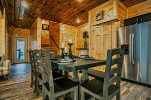 House - Stylish New 5BR 4BA Cabin Steps From Dollywood (Pigeon Forge)