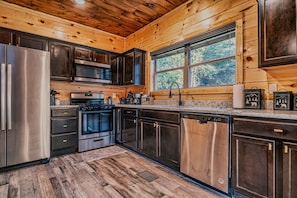 House | 5 bedrooms, Internet - Stylish New 5BR 4BA Cabin Steps From Dollywood (Pigeon Forge)