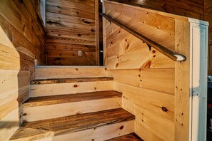 House - Stylish New 5BR 4BA Cabin Steps From Dollywood (Pigeon Forge)