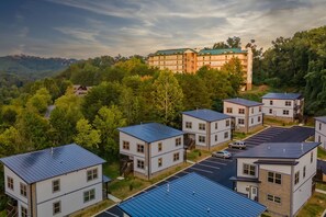 House | 5 bedrooms, Internet - Stylish New 5BR 4BA Cabin Steps From Dollywood (Pigeon Forge)