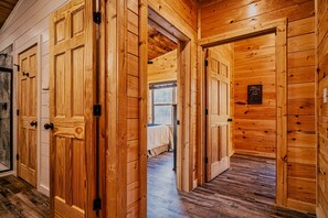 House | 5 bedrooms, Internet - Stylish New 5BR 4BA Cabin Steps From Dollywood (Pigeon Forge)