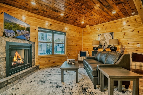 Stylish New 5BR 4BA Cabin Steps From Dollywood