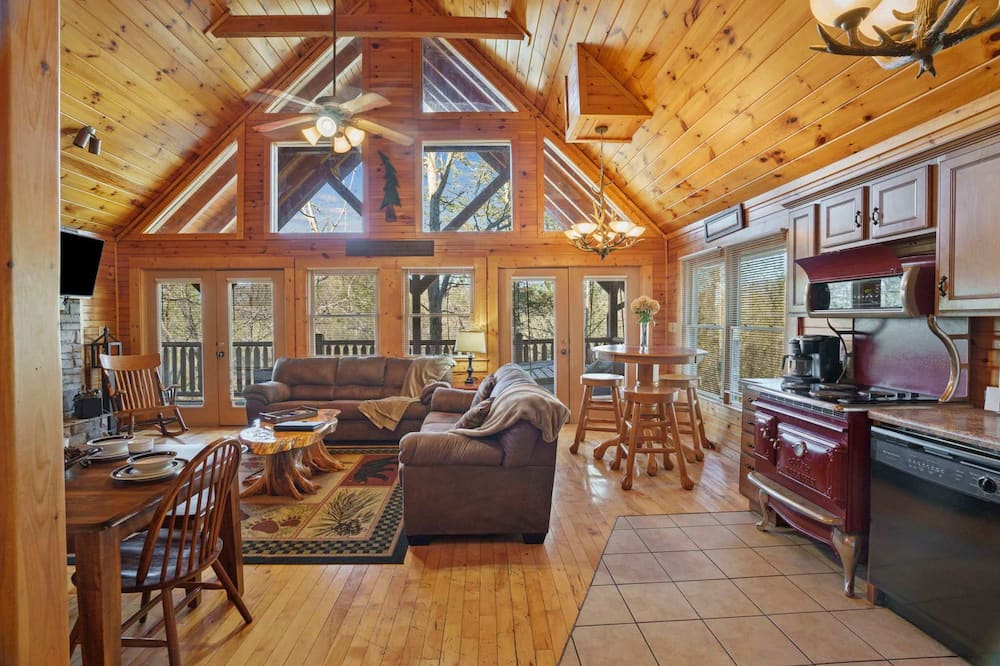 Cozy Mountain Retreat With Private Hot Tub