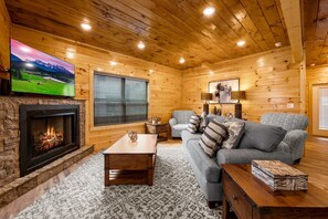 Room - Charming New 5BR 4BA Cabin Near Dollywood (Pigeon Forge)