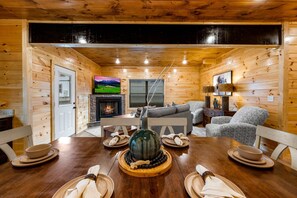 Room - Charming New 5BR 4BA Cabin Near Dollywood (Pigeon Forge)