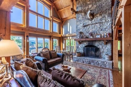 Luxury Lakeview Cabin With Hot Tub and Game Room