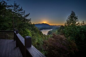 Suite - Luxury Lakeview Cabin With Hot Tub and Game Room (Bryson City)