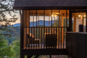 Suite - Luxury Lakeview Cabin With Hot Tub and Game Room (Bryson City)