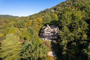 Suite - Luxury Lakeview Cabin With Hot Tub and Game Room (Bryson City)