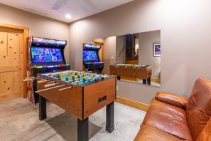 Suite - Luxury Lakeview Cabin With Hot Tub and Game Room (Bryson City)