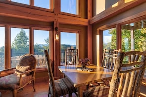 5 bedrooms - Luxury Lakeview Cabin With Hot Tub and Game Room (Bryson City)