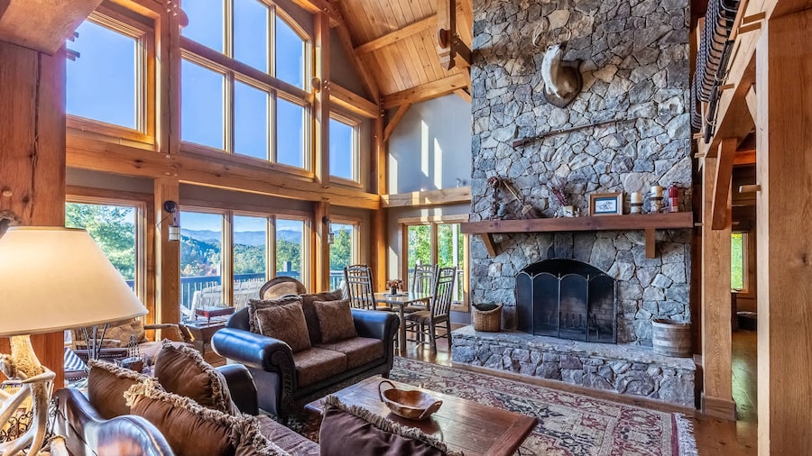 Luxury Lakeview Cabin With Hot Tub and Game Room