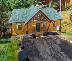 BBQ/picnic Area - New 3BR Hot Tub Game Room 3 King Suites (Gatlinburg)