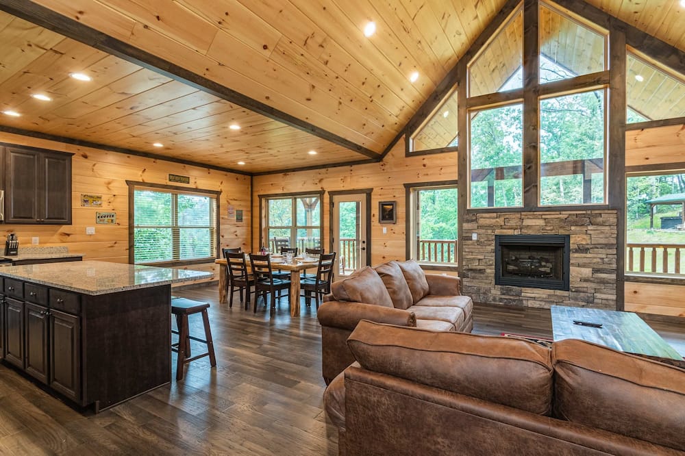New 3BR Hot Tub Game Room 3 King Suites