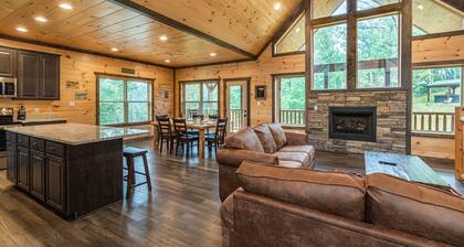 New 3BR Hot Tub Game Room 3 King Suites