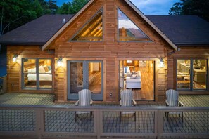 3 bedrooms - Luxury Cabin Lake View Access Theater Game Room (Bryson City)