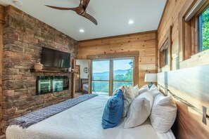 3 bedrooms - Luxury Cabin Lake View Access Theater Game Room (Bryson City)