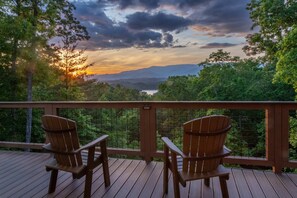 3 bedrooms - Luxury Cabin Lake View Access Theater Game Room (Bryson City)