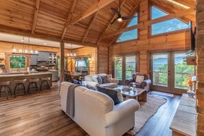 3 bedrooms - Luxury Cabin Lake View Access Theater Game Room (Bryson City)